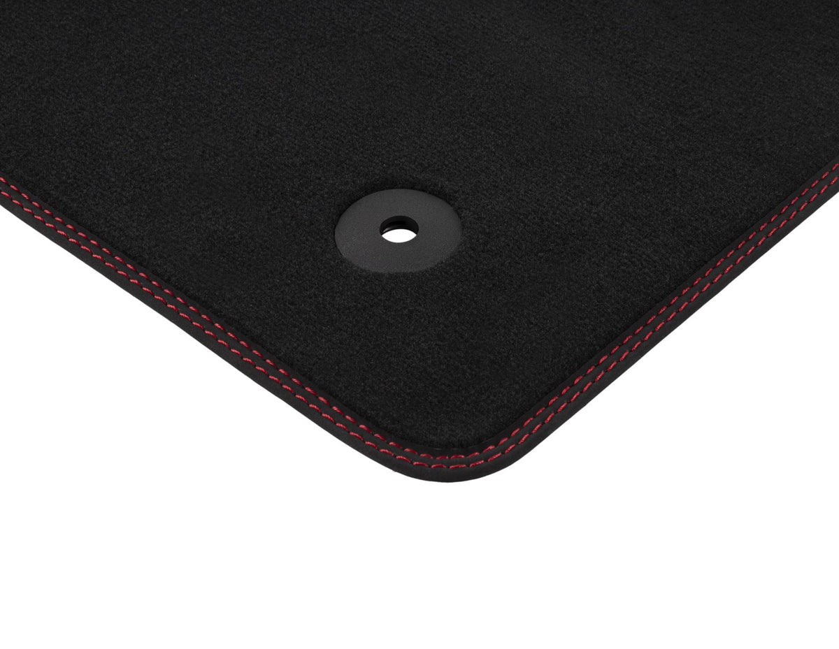FOCUS FRONT VELOUR CARPET FLOOR MAT CONTOURED BLACK WITH RED STITCHING AUTOMATIC EXCEPT ST 2020-2025